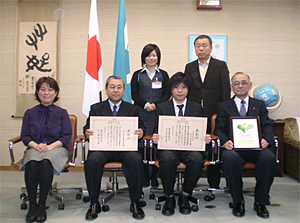滋賀県家庭教育協力企業協定制度にかかる愛称・ロゴマーク作品表彰式のようす