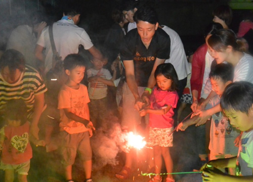職員の子どもも参加できるバーベキューや屋台でのお祭りの様子