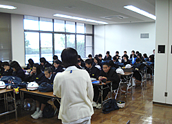 施設見学の様子
